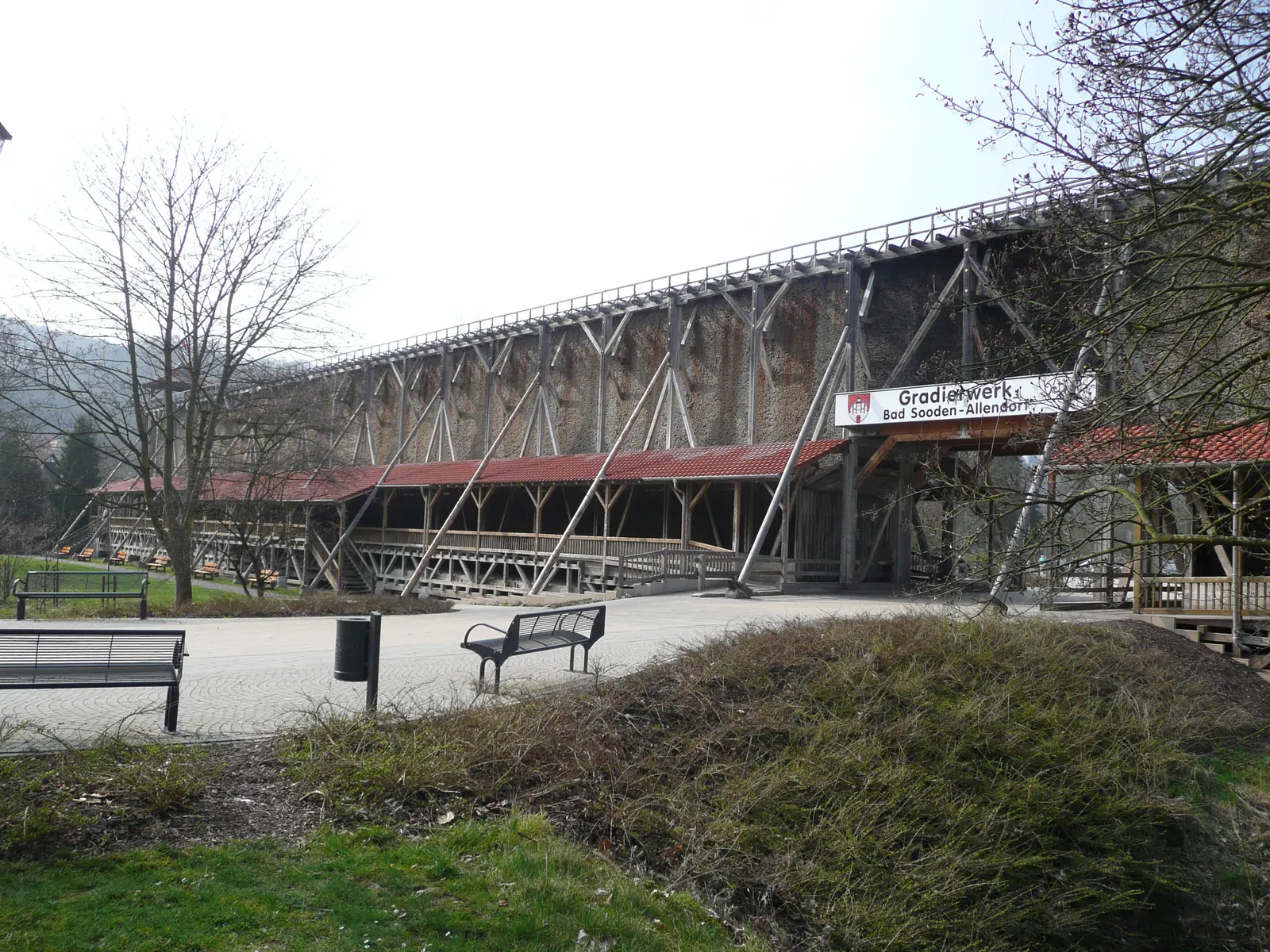Das Gradierwerk in Bad Sooden-Allendorf in ganzer Länge